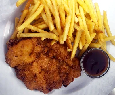 Paniertes Schnitzel mit Pommes